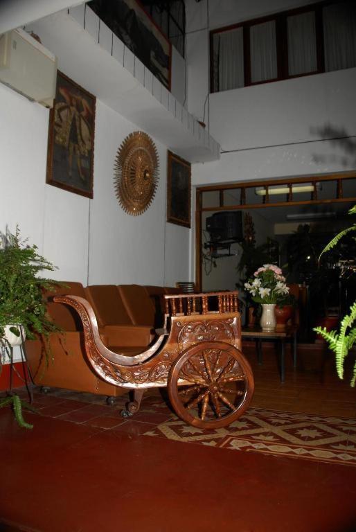 Whitehouse Hotel 2*
